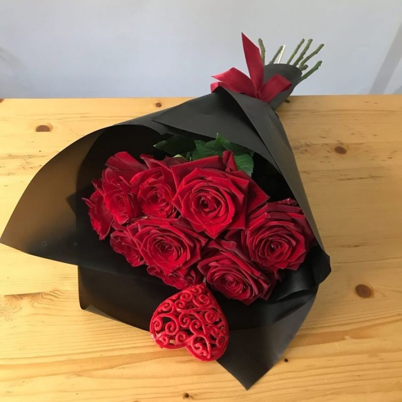 9 красных роз в черной упаковке, стандартный