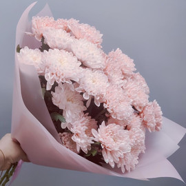 Букет из 5 розовых хризантем кустовых в дизайнерском оформлении 50 см