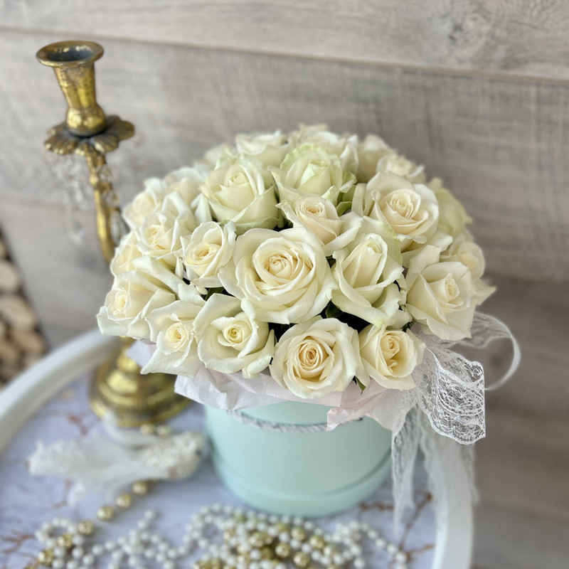 Monobox of white roses, standart