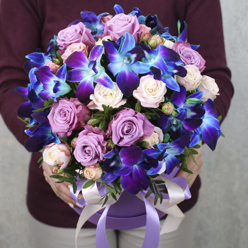 Синие орхидеи и розы в коробке "Аметистовый бриз", стандартный