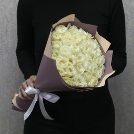 35 белых роз "Аваланч" 40 см в дизайнерской упаковке