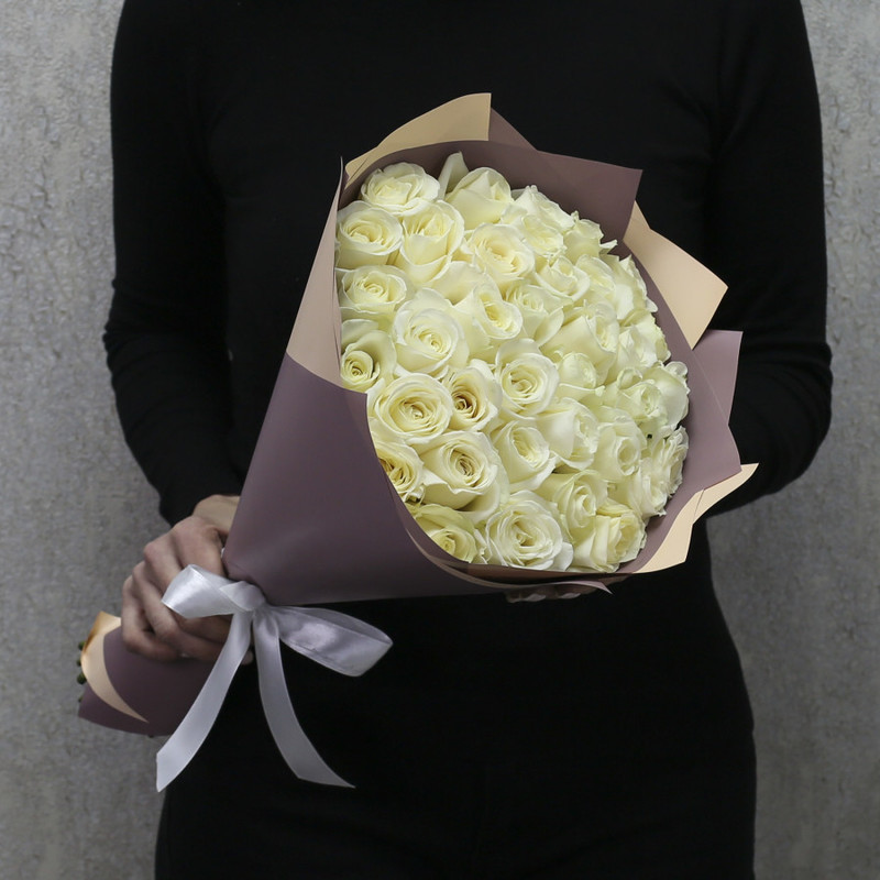 35 белых роз "Аваланч" 40 см в дизайнерской упаковке, стандартный