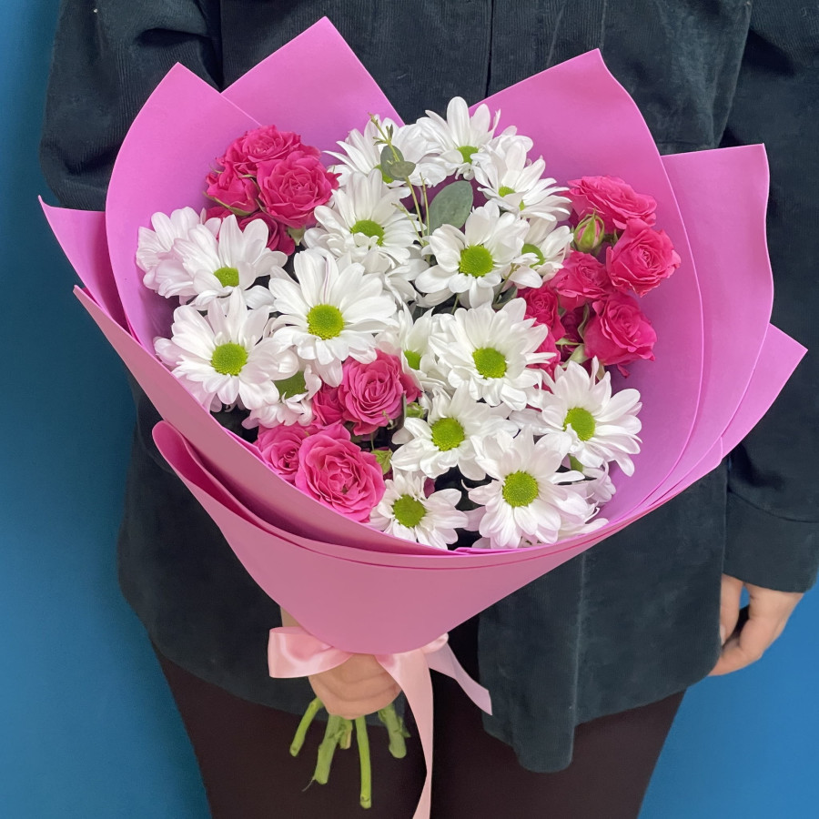 Shrub roses and spray chrysanthemums, vendor code: 333087939, hand 