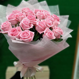 25 розовых роз