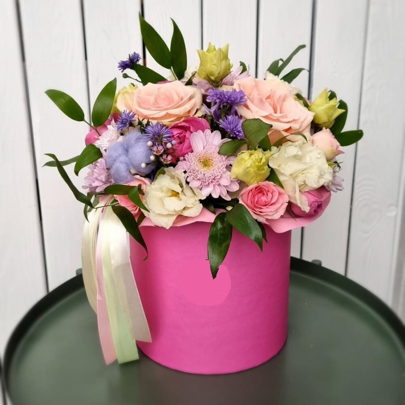 Flowerbox sa ružama i orhidejama.