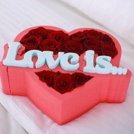 Букет красных роз в сердце Love is