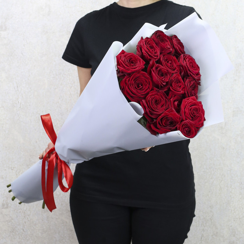 15 красных роз "Ред Наоми" 80 см в дизайнерской упаковке, стандартный
