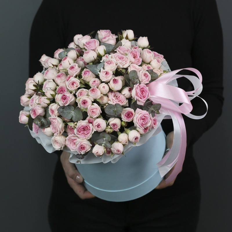 25 нежно-розовых кустовых роз в шляпной коробке с эвкалиптом, стандартный