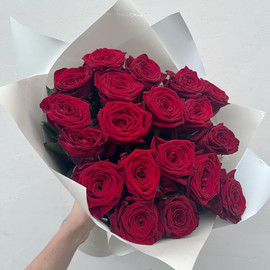 Букет «19 красных роз»