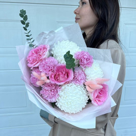 Нежный Букет из розовых роз, белых хризантем и гвоздик