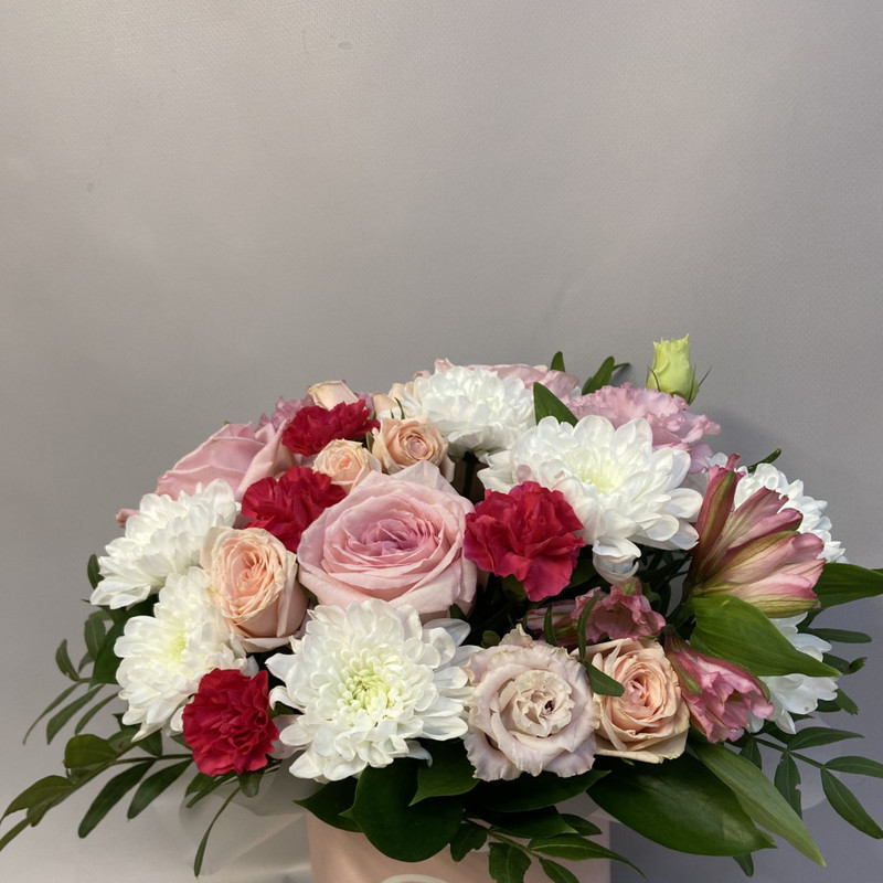 Mix of flowers in a hat box, standart