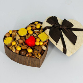 Подарочный набор орехов в сердце с чаем Шу Пуэр