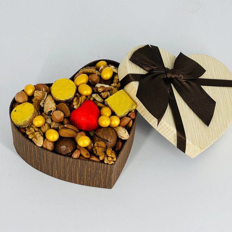Gift set of nuts in the heart with Shu Puer tea, standart