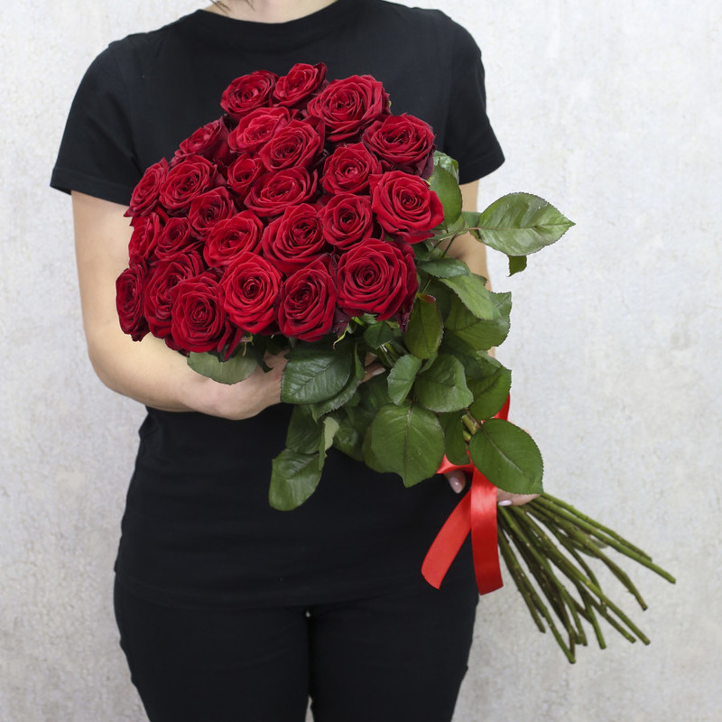 25 красных роз "Ред Наоми" 80 см, стандартный