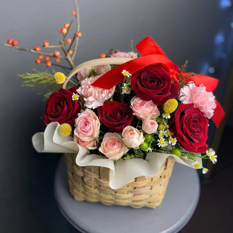 Arrangement in a basket with roses, standart
