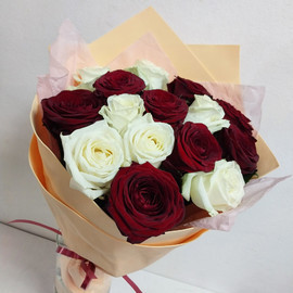 Bouquet of 15 white and red roses