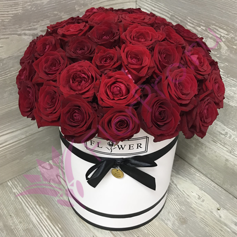 Коробка с цветами из 51 розы «Красные розы в белой коробке», стандартный