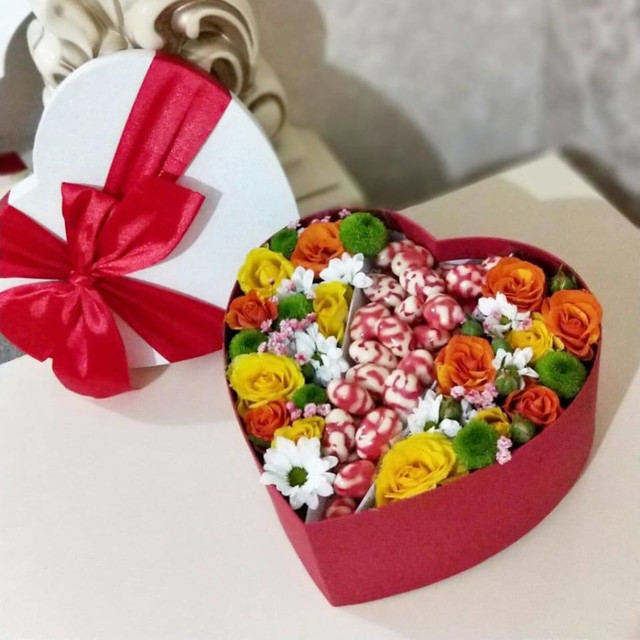 Букет цветов со сладостями, стандартный