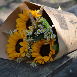 Bouquet "3 sunflowers with daisies"