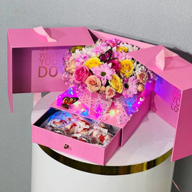 Коробка сюрприз с цветами и конфетами