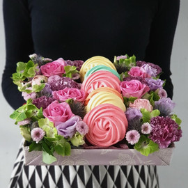 Flower arrangement with meringue Joy