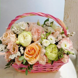 Basket with roses and eustoma