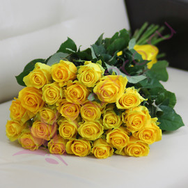 25 желтых роз Пени Лейн 60 см