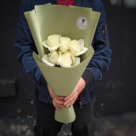Mono-bouquet of 5 white roses 50 cm