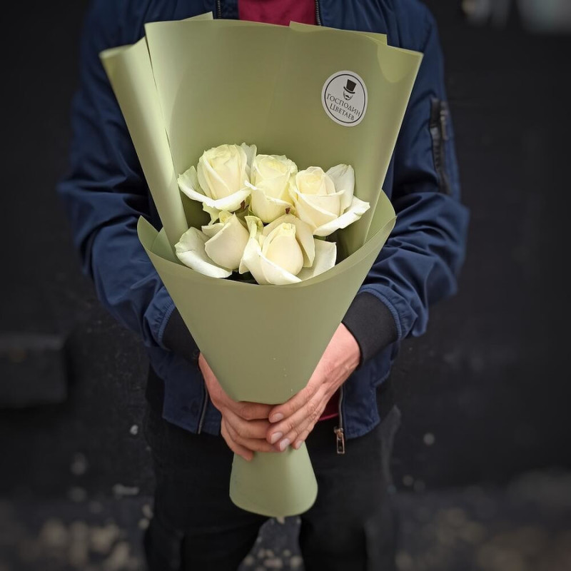 Mono-bouquet of 5 white roses 50 cm, standart