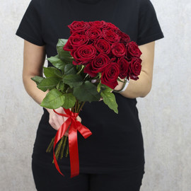 15 красных роз "Ред Наоми" 50 см