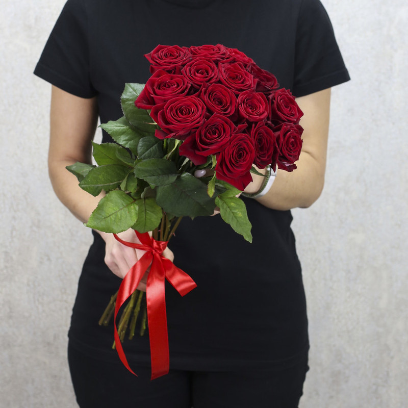 15 красных роз "Ред Наоми" 50 см, стандартный