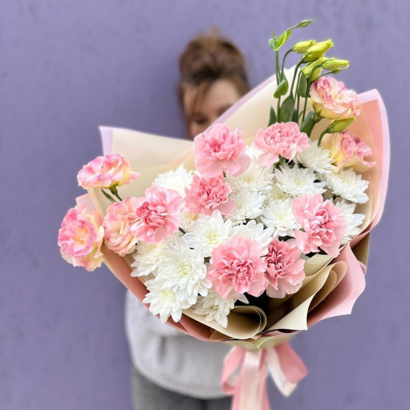 Bouquet of fragrant chrysanthemums and dianthuses "Strawberry marshmallow", standart