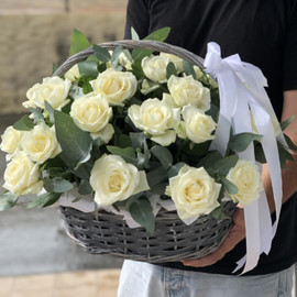 Single basket of white roses 25 pieces