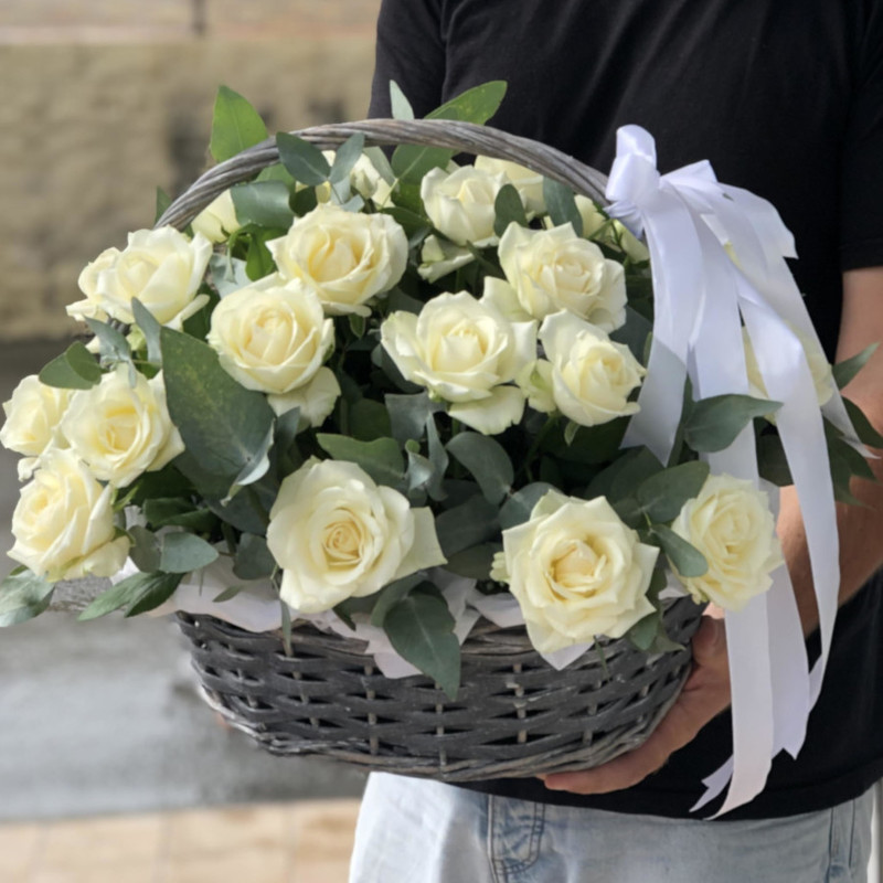 Single basket of white roses 25 pieces, standart
