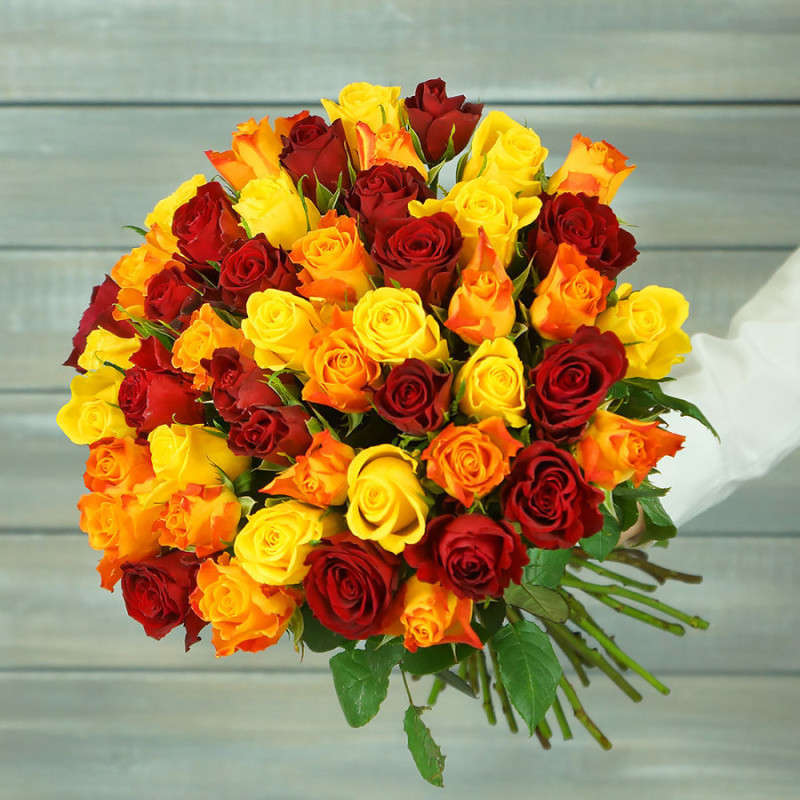 Букет из красной, желтой и оранжевой розы 40 см, стандартный