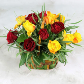 15 желтых и красных роз 40 см в корзине