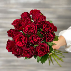 Букет из 15 красных роз с лентой 40 см