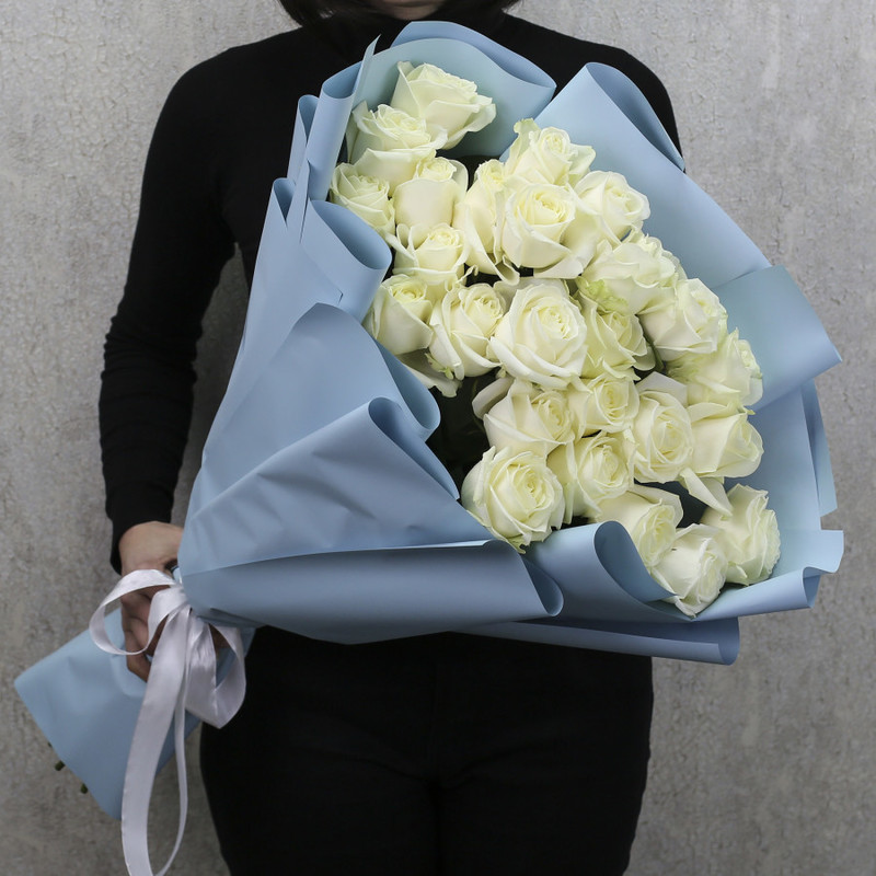 25 белых роз "Аваланч" 70 см в дизайнерской упаковке, стандартный