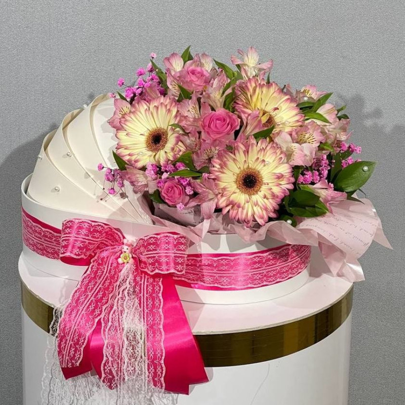 A gift for discharge from the maternity hospital bouquet in the cradle, standart