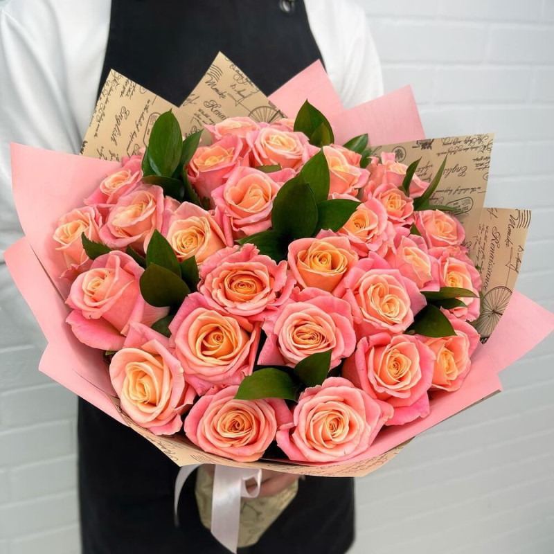 Букет из 29 розовых кустовых роз с зеленью в дизайнерском оформлении 50 см, стандартный
