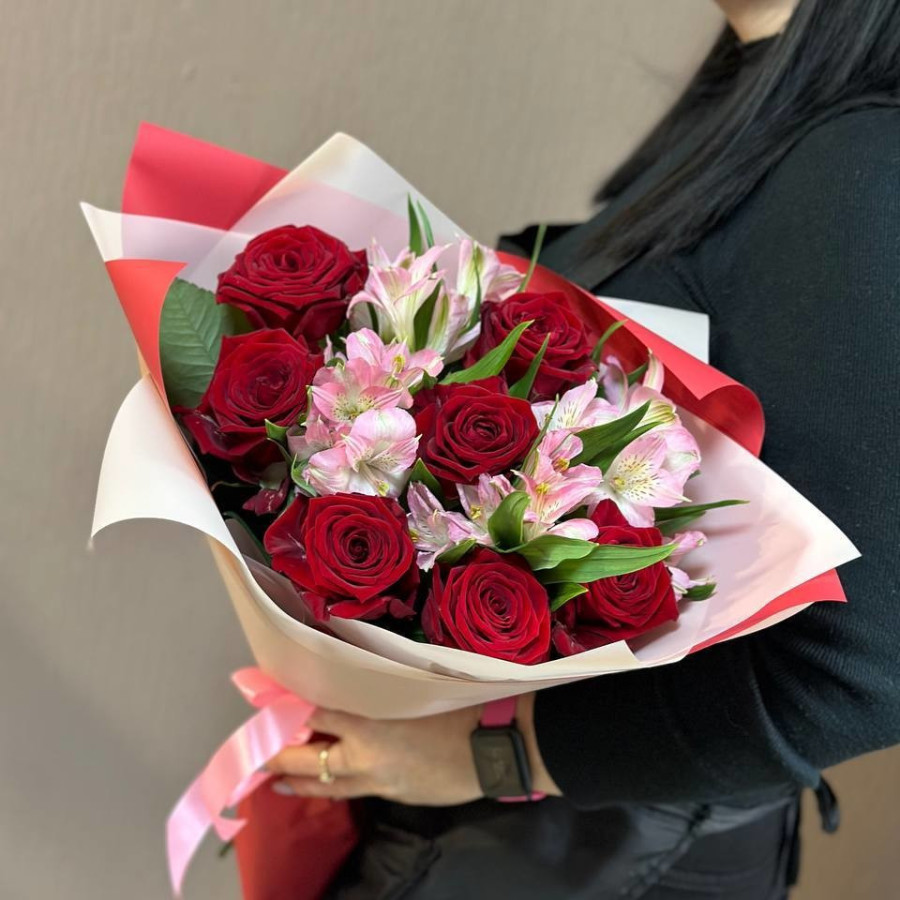 Bouquet of roses and alstroemerias, vendor code: 333090001, hand 