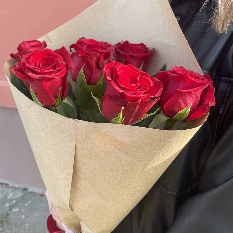 7 red roses in kraft packaging, standart