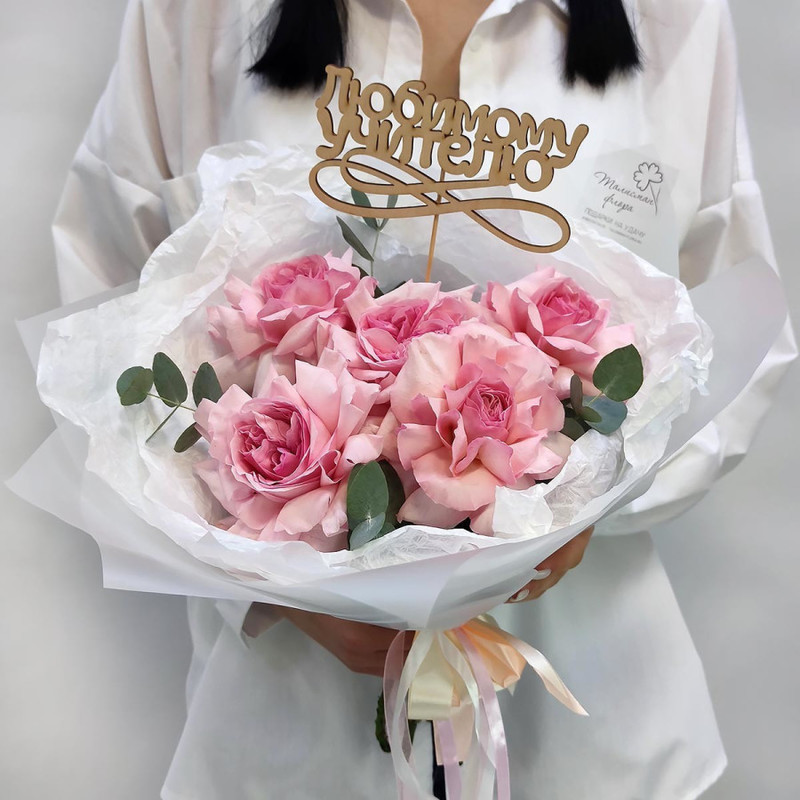 Mother-of-pearl fragrant pink roses in a bouquet, standart