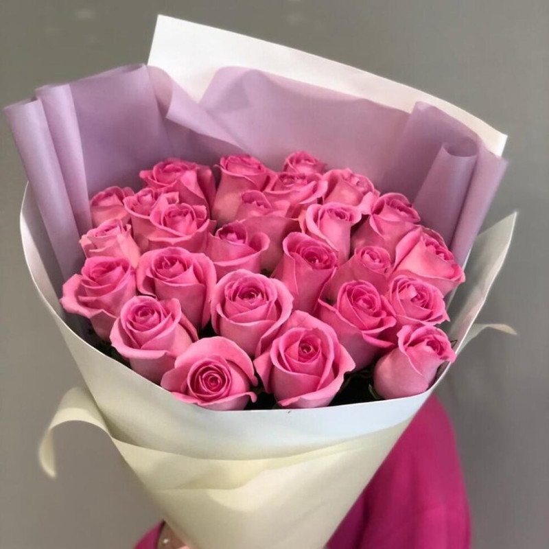 Gorgeous pink roses in decoration, standart