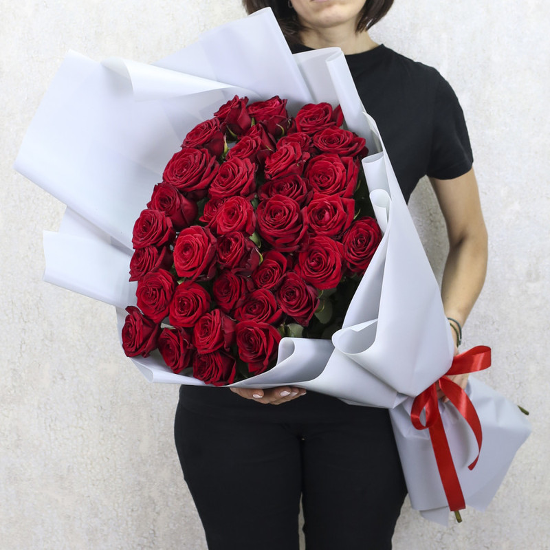 35 красных роз "Ред Наоми" 80 см в дизайнерской упаковке, стандартный