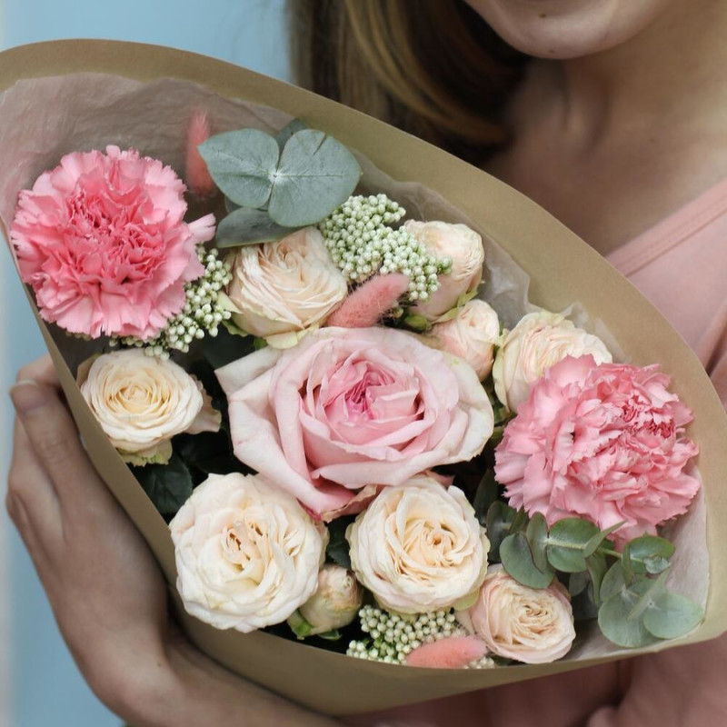 Bouquet of O Hara roses, carnations and eucalyptus (vase as a gift, see promotion conditions in the product description), standart
