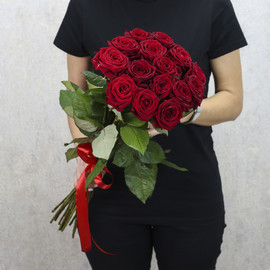 15 красных роз "Ред Наоми" 60 см