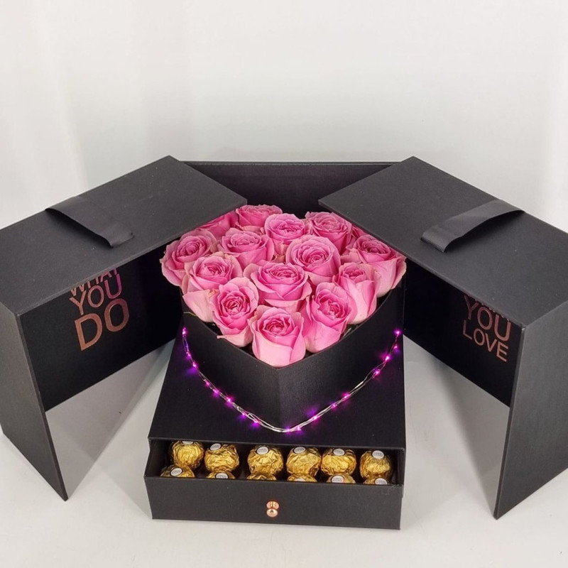 Розовые розы в коробке с конфетами, стандартный
