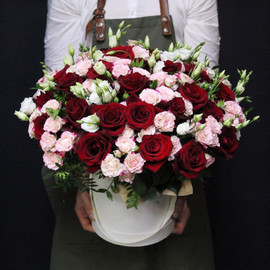 Mix of roses with lisianthus