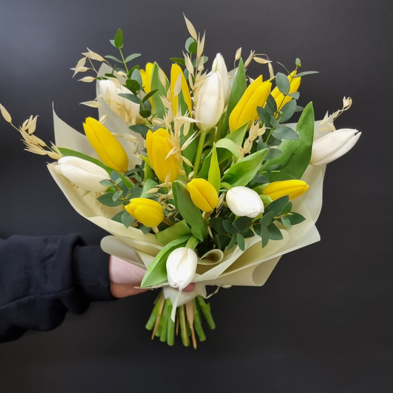 Bouquet of yellow and white tulips, standart